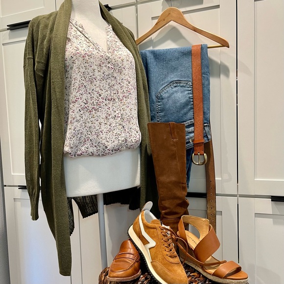 J.Crew - Dainty Floral Print Short Ruffle Sleeve Blouse / Large - Picture 3 of 8